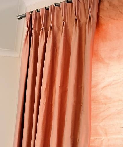 DEKORACJE - ELEGANCKIE OKNA. Dzięki specjalnej taśmie, którą podszyto górę zasłony, tkanina układa się w dekoracyjne symetryczne szczypanki.