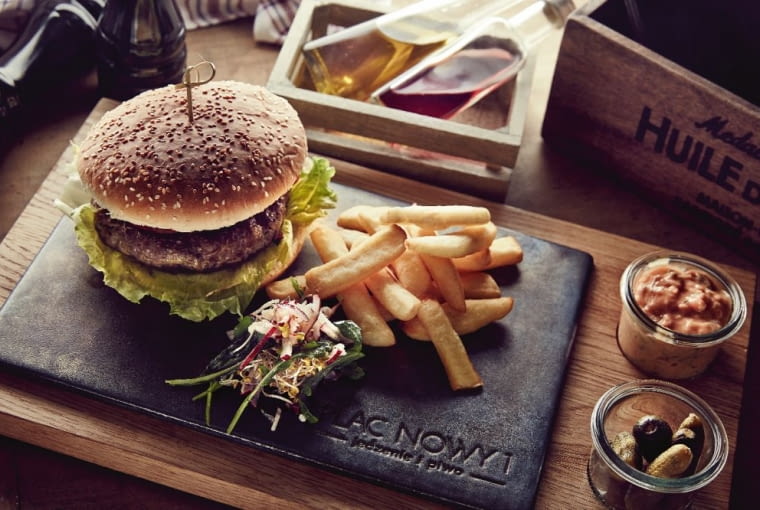 Burgery z wołowiną, sałatą, piklami z ogórków podawane z frytkami belgijskimi, minikorniszonami i sosem aioli. Restauracja Plac Nowy 1, wnętrza, trendy