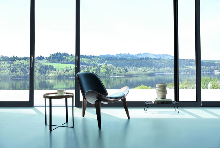 Izolacyjność okien uzależniona jest nie tylko od rozwiązań technologicznych, np. dwukomorowych pakietów szybowych czy ciepłej ramki dystansowej, ale również od całkowitej powierzchni szyb i jej podziałów Izolacyjność okien uzależniona jest nie tylko od rozwiązań technologicznych, np. dwukomorowych pakietów szybowych czy ciepłej ramki dystansowej, ale również od całkowitej powierzchni szyb i jej podziałów