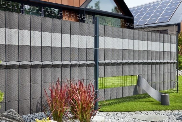 Taśmy i maty ogrodzeniowe marki Decomat