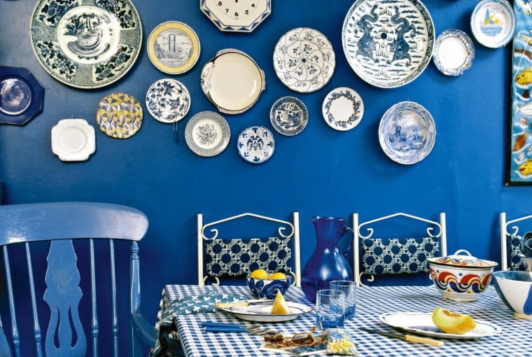 Z DAWNYCH LAT. Najcenniejsza historyczna porcelana (Miśnia, Royal Copenhagen, Furstenberg) była malowana na kobaltowo. Modern blue dining room table chairs check pattern cloth ceramic wall plates interiors rooms cool colours display collections