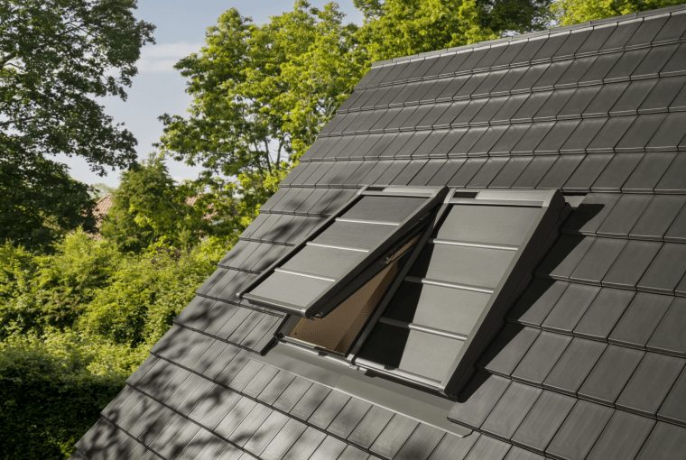ClosePreviousNext Nowe okno klapowo-obrotowe VELUX GNL. Termoizolacyjne lekkie rolety zewnętrzne VELUX to ochrona przed ciepłem i światłem