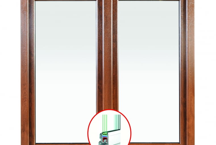 Propozycja 2. System: Iglo 5 Kolor: biały, zewnętrzna okleina - złoty dąb Pakiet szybowy: dwukomorowy Ug = 0,7 W/(m2K), g = 52,7%; ramka 2 x 12 mm Swisspacer Okucia MACO, klamka biała, listwa podparapetowa I5; Uw = 0,96-1,14 W/(m2K)