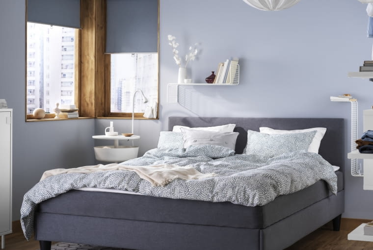 Säbövik od Ikea. Kompletne łóżko kontynentalne zaprojektowane tak, aby było wygodne zarówno do spania, jak i czytania. Zapewnia dobre wsparcie tam, gdzie to potrzebne i jest miękka tam, gdzie to możliwie - sprytnie zapakowana, co ułatwia transport. Łóżko kontynentalne Ikea