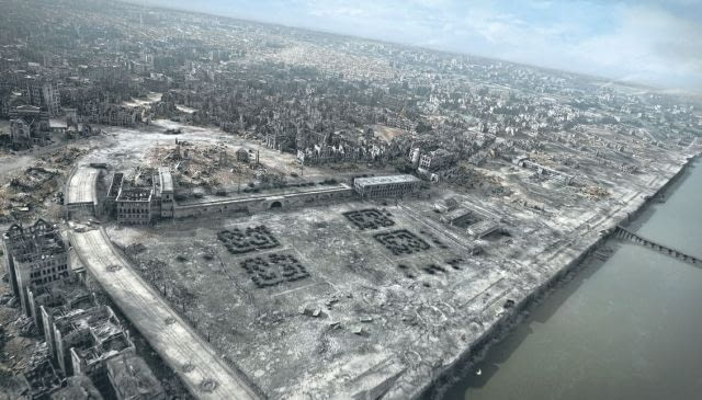 Jeden z kadrów filmu 'Miasto ruin': na pierwszym planie Arkady Kubickiego i ruiny Zamku, jasna plama u góry w centrum to pustynia pozostała po getcie Jeden z kadrów filmu 'Miasto ruin': na pierwszym planie Arkady Kubickiego i ruiny Zamku, jasna plama u góry w centrum to pustynia pozostała po getcie