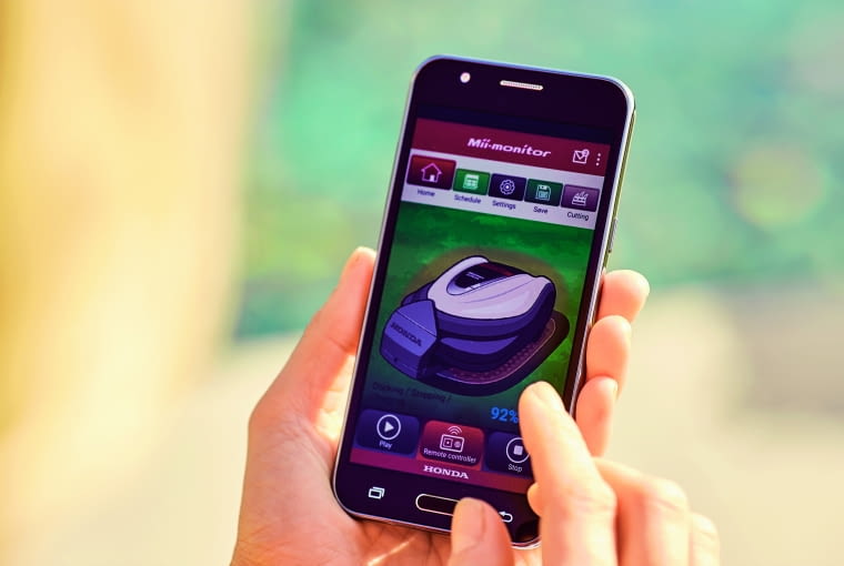 Aplikacja na telefon komórkowy lub tablet zapewnia zdalne śledzenie pracy robota i zarządzanie jego ustawieniami w dowolnej chwili Aplikacja na telefon komórkowy lub tablet zapewnia zdalne śledzenie pracy robota i zarządzanie jego ustawieniami w dowolnej chwili