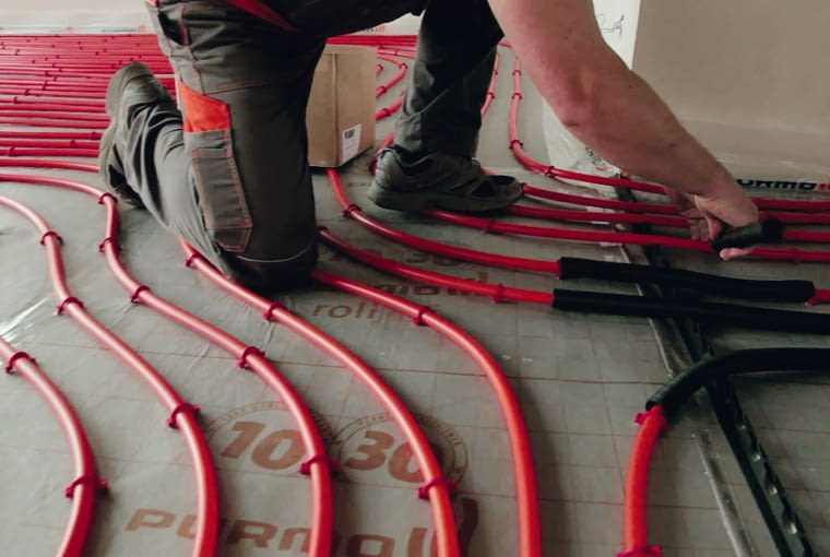 W progach między poszczególnymi pomieszczeniami stosuje się tzw. dylatacje dzielące, których  zadaniem jest wyeliminowanie wzajemnego oddziaływania na siebie płyt