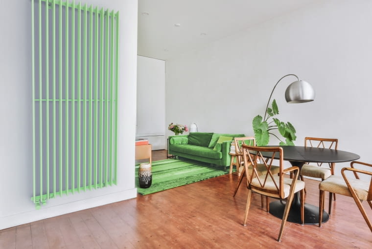 Składający się płaskich profili grzejnik można zamontować na ścianie lub ustawić go jako ściankę działową. Dostępny jest od 35 do 250 cm wysokości, w wersji jednoi dwukolumnowej. Pracuje też w instalacji z pompą ciepła