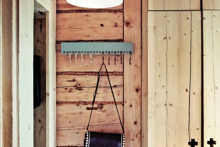 PROSTE DRZWI szafy zyskały na oryginalności dzięki nietypowym uchwytom - wyciętym krzyżykom. Wojtek podpatrzył je dawno temu w jakiejś alpejskiej chacie. Nawiązuje do nich wzór na wiszącym na ścianie koszyku (patrz zdjęcie obok).