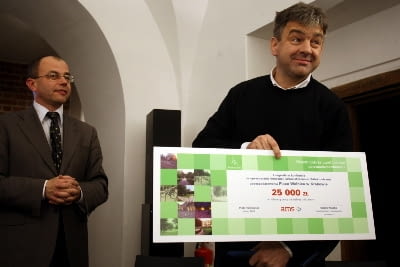 Kazimierz Łatak odbiera główną nagrodę w konkursie na zagospodarowanie placu Wolnica w Krakowie (25 tys. zł) Kazimierz Łatak odbiera główną nagrodę w konkursie na zagospodarowanie placu Wolnica w Krakowie (25 tys. zł)