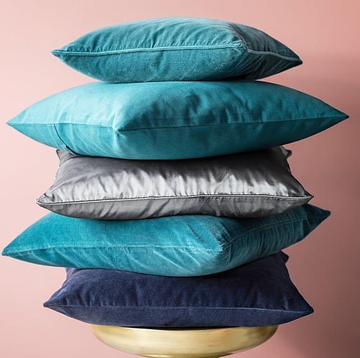 H&M Home: kolorowe poszewki z bawełnianego aksamitu (40x40 cm). Cena: 29,90 zł. akcesoria, tekstylia, materiały, H&M Home, H&M do domu