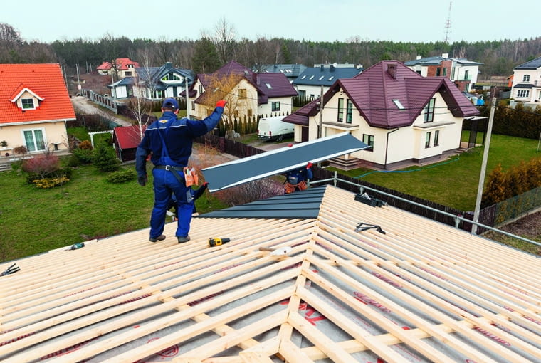 Jeśli stara więźba jest w dobrym stanie, pokrycie dachowe najlepiej wymienić na taki sam materiał lub lżejszy, na przykład blachę Jeśli stara więźba jest w dobrym stanie, pokrycie dachowe najlepiej wymienić na taki sam materiał lub lżejszy, na przykład blachę