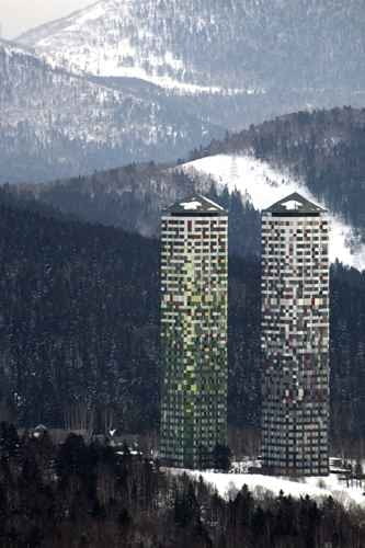 Alpha Tomamu Towers, po niedawnej modernizacji projektu Klein Dytham architecture najbardziej kolorowy górski hotel na świecie. 121-metrowe wieże górują nad japońskim kurortem Tomamu, ale dzięki barwnym elewacjom wtapiają się w zmieniający pejzaż. japonia, modernizacja, kolor, wieżowiec, hotel