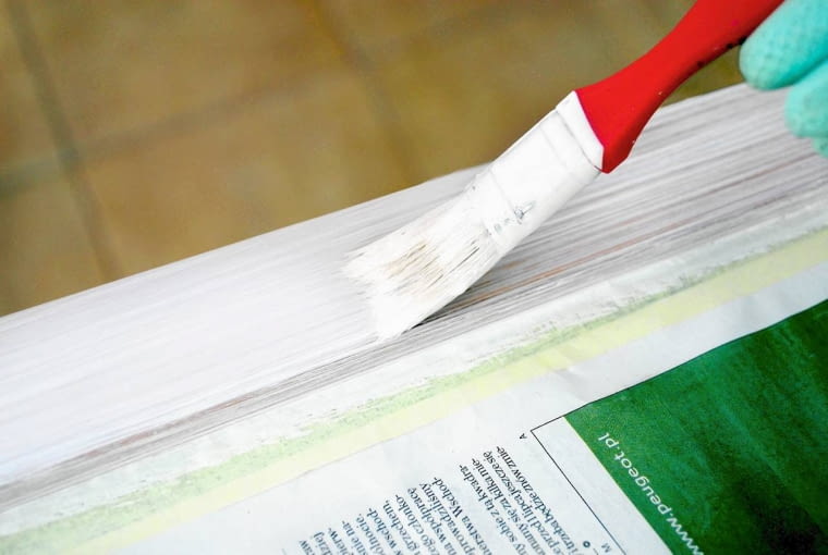 LUSTRO - krok 3. Oczyszczone drewno malujemy wzdłuż słojów farbą; nabieramy ją małymi porcjami, tak by pędzel był półsuchy. Jeśli rama ma wyglądać na podniszczoną, wystarczy jedna warstwa, jeśli nie - po wyschnięciu pierwszej nanosimy drugą. LUSTRO - krok 3. Oczyszczone drewno malujemy wzdłuż słojów farbą; nabieramy ją małymi porcjami, tak by pędzel był półsuchy. Jeśli rama ma wyglądać na podniszczoną, wystarczy jedna warstwa, jeśli nie - po wyschnięciu pierwszej nanosimy drugą.