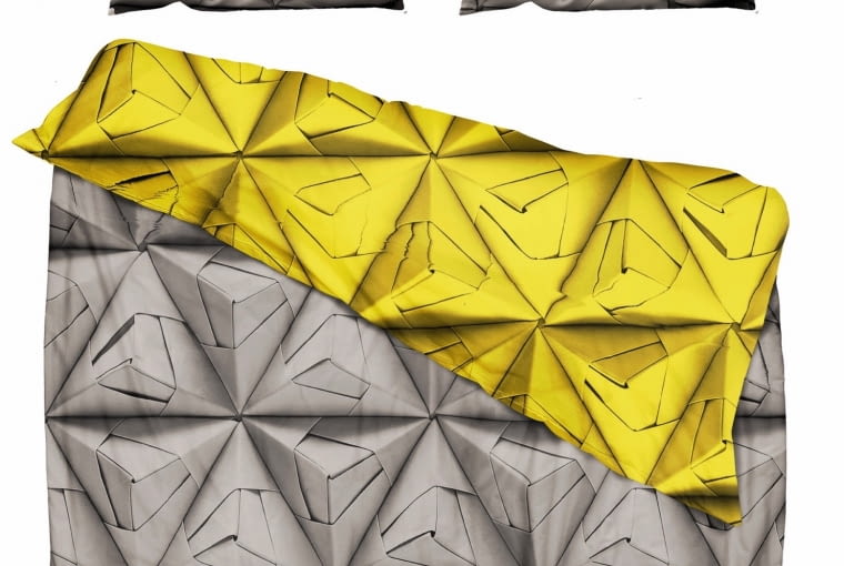 snurk Pościel Monogami spodoba się wielbicielom geometrii. Miękka, wysokiej jakości bawełna z nadrukami w graniastosłupy do złudzenia przypomina origami i zachwyca trójwymiarowymi efektami. Wym. 200 x 200 cm; 50 x 75 cm, fabrykaform.pl, 418 zł