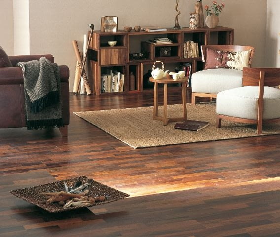 Na podłogach z ciemnego drewna rysy pomiędzy lamelkami są mniej widoczne