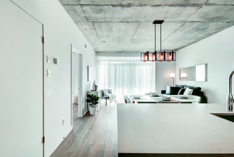 Charakterystyczny dla stylu industrialnego beton wyróżnia zróżnicowana struktura, mnogość odcieni i śladów szalunku, co sprawia, że wykończone nim wnętrze jest jedyne w swoim rodzaju