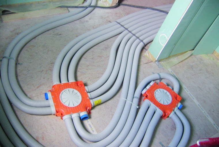 Elastyczne kanały o mniejszej średnicy do rozprowadzenia powietrza po domu wytwarza się z tworzyw sztucznych. Część firm oferuje również przewody wentylacyjne ze specjalną powłoką mającą właściwości antybakteryjne