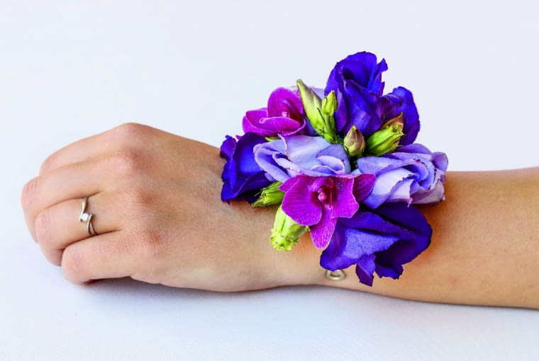 Można stworzyć bransoletkę w innym kolorze, dobranym do kreacji. Barwa zależy od użytych kwiatków. Po lewej w różu i fioletach (z eustom i storczyków), po prawej żółta.