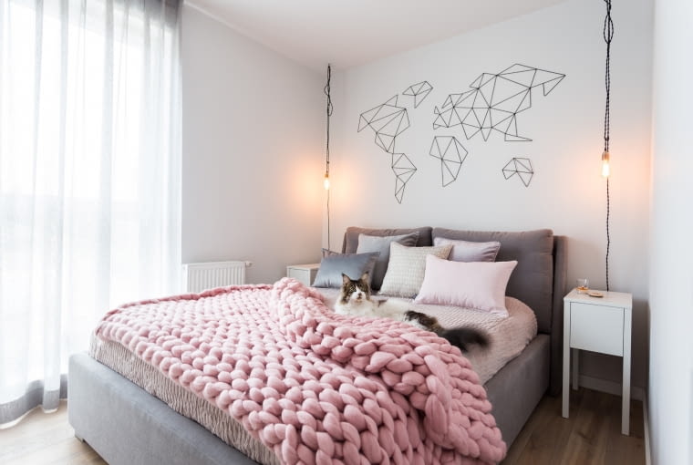 W obrębie mieszkania znajdują się jeszcze dwa niezależne pokoje. Sypialnia urządzona jest w spójnej z resztą pomieszczeń stylistyce. Pierwsze skrzypce gra tutaj duże tapicerowane łóżko. Drugi pokój - decyzją właścicielki, na razie pełni funkcję garderoby i domowego składziku. Zostanie on urządzony w późniejszym czasie. Gdy potrzeby życiowe właścicielki się zmienią, pokój dostanie swoją funkcję. Cozy Nordic Home czyli przytulne mieszkanie z kotem w tle