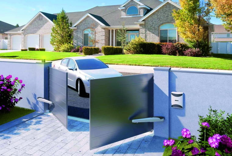 Bramy automatyczne są rozwiązaniem wygodnym, gdyż pozwalają na otwieranie i zamykanie bez konieczności opuszczania samochodu Bramy automatyczne są rozwiązaniem wygodnym, gdyż pozwalają na otwieranie i zamykanie bez konieczności opuszczania samochodu