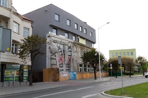 Nadbudowa secesyjnej kamienicy w Mławie Nadbudowa secesyjnej kamienicy w Mławie to przykład wyjątkowo brutalnego niszczenia zabytków. Prezentujemy zdjęcia jeszcze z budowy, lato 2011. Nominację przesłał Robert Bierwiaczonek.
