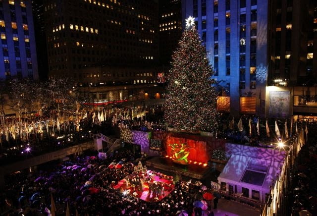 W środę Burmistrz Nowego Jorku Michael Bloomberg zapalił światełka na gigantycznej choince w Rockefeller Center, inaugurując tym samym świąteczny sezon w jednym z najpopularniejszych nowojorskich kompleksów handlowych. W tym roku ceremonia zapalenia świateł na choince wyglądała nieco inaczej niż zwykle, zakryto bowiem dywanem lodowisko przed choinką, by widzowie mogli podejść do niej bliżej. Ceremonię uświetniły występy m.in. Shakiry i Arethy Franklin, zgromadziły się dziesiątki tysięcy osób. Rockefeller Center, choinka, nowy jork