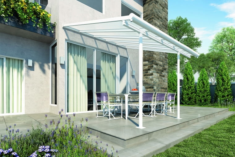 Wbudowany w konstrukcję dachu system drenażu ma za zadanie odprowadzanie wody deszczowej. Po dodaniu rynien wodę można poprowadzić np. do ogrodu lub stawu Wbudowany w konstrukcję dachu system drenażu ma za zadanie odprowadzanie wody deszczowej. Po dodaniu rynien wodę można poprowadzić np. do ogrodu lub stawu