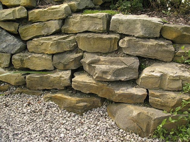 Murek oporowy z piaskowca 04.06.2005 WARSZAWASUCHY MUREK MUREK OPOROWY SKALNIAK PIASKOWIECPUBLIKACJA KWIETNIK NR 9 (129) - 9.2005KONTAKT Z AUTOREM ZDJEC POD NR TEL.: 505064522