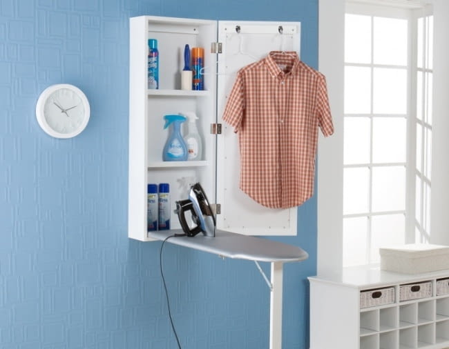 Przechowywanie deski do prasowania w małym mieszkaniu bywa kłopotliwe. Taka szafka ścienna, w której jednocześnie zmieści się żelazko i środki czystości, to rozwiązanie idealne.