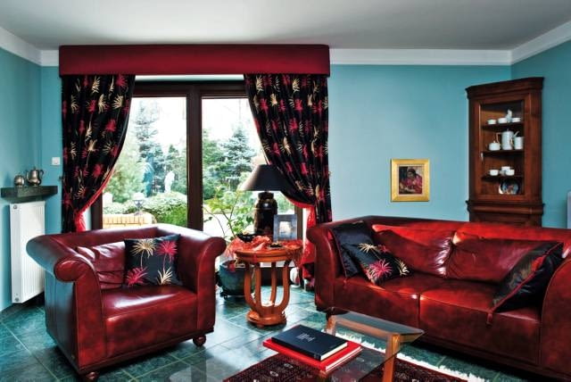 Do tego salonu zostały wybrane zasłony, które dzięki mocnej barwie zrównoważyły kolorystykę wnętrza. Zmieniła się jego atmosfera, a wystrój stał się bardziej harmonijny. <BR />DEKORACJE - OKNO W DOSTOJNEJ SZACIE. Meble w mocnym czerwonym kolorze nazbyt wyróżniały się na tle ścian i podłogi w odmiennym, chłodnym odcieniu. Tę dysproporcję wyrównały czarne, wzorzyste zasłony i uszyte z tej samej tkaniny poduszki.