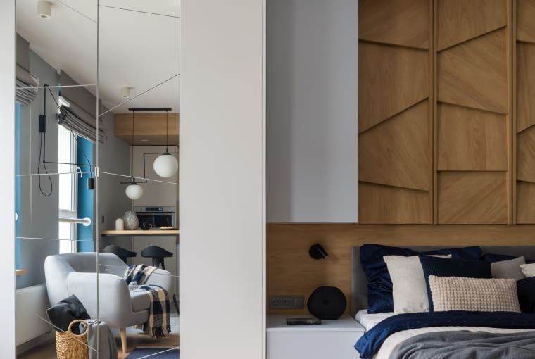 Lustrzane fronty w szafie powiększamy wnętrza