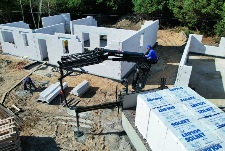 Jeszcze dekadę temu energooszczędny dom był luksusem, dziś jest standardem, a właściwie obowiązkiem. Budownictwo energooszczędne to przede wszystkim filozofia planowania i działania, w której każda decyzja wpływa na długofalowy komfort i koszty użytkowania