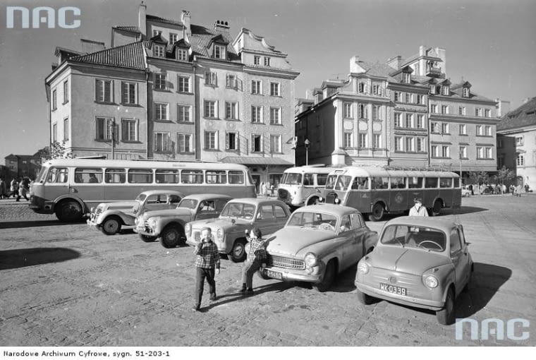 Samochody osobowe na placu Zamkowym w Warszawie (1963 r.). Samochody osobowe różnych marek oraz autokary wycieczkowe parkujące na placu - widok od strony Krakowskiego Przedmieścia. Samochody osobowe na placu Zamkowym w Warszawie (1963 r.). Samochody osobowe różnych marek oraz autokary wycieczkowe parkujące na placu - widok od strony Krakowskiego Przedmieścia.
