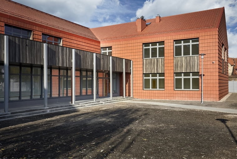 Szkoła Podstawowa im. Jana Pawła II w Psarach. Proj. Krzysztof Mroziuk i Karol Pietrucha, Mroziuk Architektura