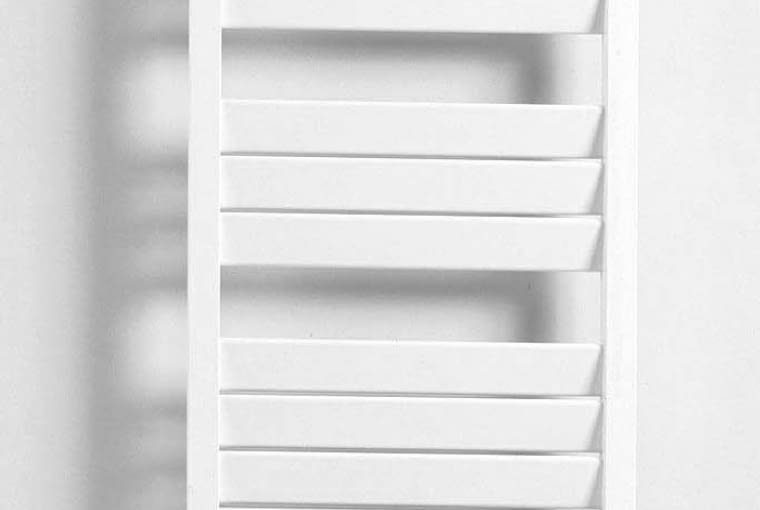 Sani Louvre/JAGA | Wymiary [cm]: wys. 73-205, szer. 40-100 | moc grzewcza: 352-2234 W | stal lakierowana proszkowo; | z profilami poziomymi w formie delikatnie pochylonych deszczułek, dostępny w ok. 80 kolorach. Cena: od 1700 zł, www.jaga.pl