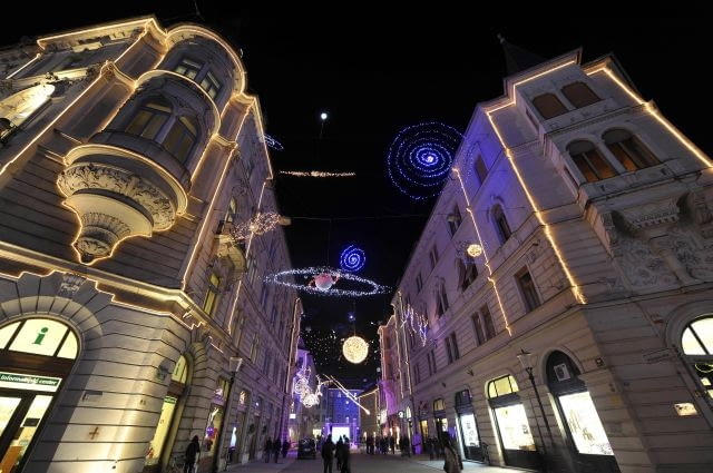 Słowenia: Świąteczne dekoracje na starówce w Lublanie, plac Preseren Buildings are illuminated with Christmas decorations in Ljubljana's old section December 9, 2009. REUTERS/Srdjan Zivulovic (SLOVENIA SOCIETY IMAGES OF THE DAY)