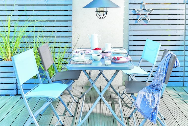 Aranżacja, dzięki której przypomni nam się odpoczynek nad Bałtykiem; składane krzesła i stół są łatwe w przechowywaniu.