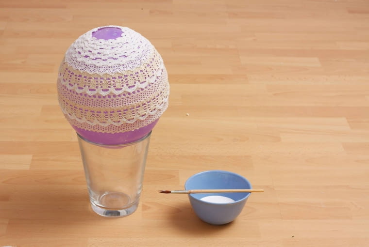 KROK 2. Czekamy około dwóch dni, aż abażur wyschnie i stwardnieje, potem przekłuwamy balonik i delikatnie go odrywamy. Abażur gotowy! WNETRZA , DEORACJE Z KORONKI - WYKONANIE KORONKOWEGO ABAZURA STYLIZACJA KINGA KOLARY - SKOMRO FOT. RADOSLAW WOJNAR PUBLIKACJA CZTERY KATY NR 1 (219) - 1 2010 PUBLIKACJA CZTERY KATY NR 7 (249) - 7 2012 + DODATEK DEKORACJE Z TKANIN DO SAMODZIELNEGO WYKONANIA SLOWA KLUCZOWE: WNETRZE DEKORACJA MAJSTERKOWANIE - MODELARSTWO ZDJĘCIE DO WKŁADKI: PUBLIKACJA CZTERY KATY NR 1 (219) - CZASOPISMA