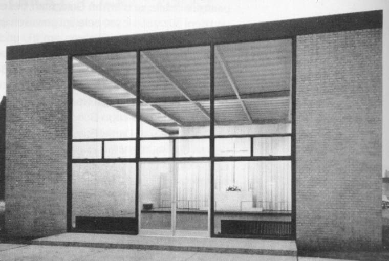 Ceglano-szklany prostopadłościan kaplicy na terenie kampusu IIT projektu Mies van der Rohe modernizm, mies van der rohe, wieżowiec, usa, architekt