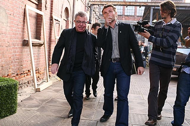 Daniel Libeskind w Łodzi podczas Łódź Design Festival 22.10.2009 LODZ , DANIEL LIBESKIND ( Z LEWEJ ) , SWIATOWEJ SLAWY ARCHITEKT , AUTOR PROJEKTU MUZEUM HOLOKAUSTU W BERLINIE W LODZ ART CENTER , ARTYSTA JEST GOSCIEM FESTIWALU DESIGNU " LODZ DESIGN " , KRZYSZTOF CANDROWICZ Z LODZ ART CENTER ( Z PRAWEJ ) .