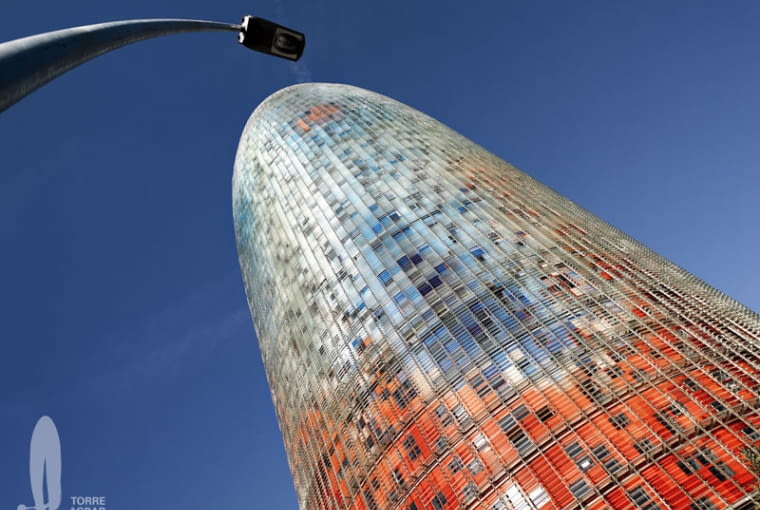 Torre Agbar, czyli wieża Nouvela. Londyn ma swojego Gherkina, czyli wieżowiec w kształcie korniszona od sir Fostera, a Barcelona ma Torre Agbar, czyli biurowiec projektu Jeana Nouvela. jean nouvel, herzog and de meuron, antonio gaudi, top 10, santiago calatrava, barcelona, hiszpania, architektura
