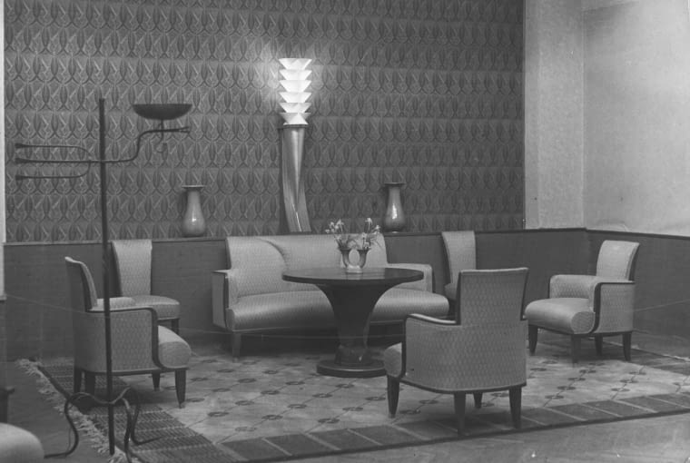 Spółdzielnia ŁAD Salon proj. Marian Sigmund, meble wyk. Drążkiewicz w Warszawie, dywan proj. Marji Sigmundowej, lampy M. Grunwald, ceramika R. Krzywice; 1936