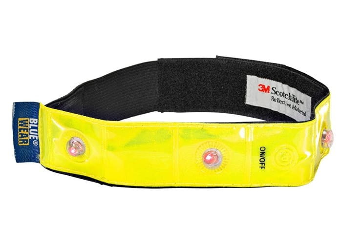 Opaska odblaskowa ze świecącymi diodami LED. Ma mocowani na rzep, 4 czerwone diody LED, które zapewnią lepszą widoczność po zmroku. Diody mogą być używane w trybie stałym lub pulsującym. Czytelny przełącznik diod. Zasilanie 1 baterią CR2032 (w zestawie). Wymiary: Dł:430xSzer:30 mm. Cena: 14,99 zł