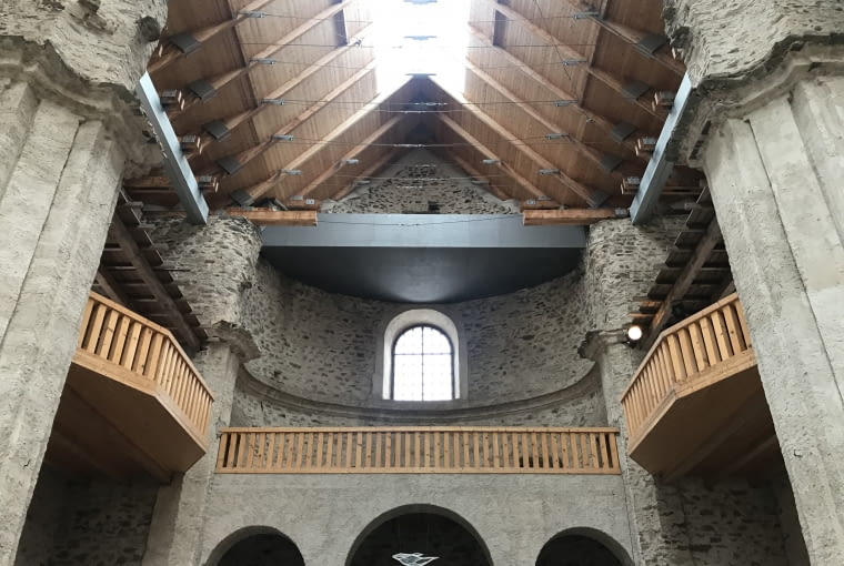 Neratov v Orlických horách - kościół w Czechach ze szklanym dachem Neratov v Orlických horách - kościół w Czechach ze szklanym dachem