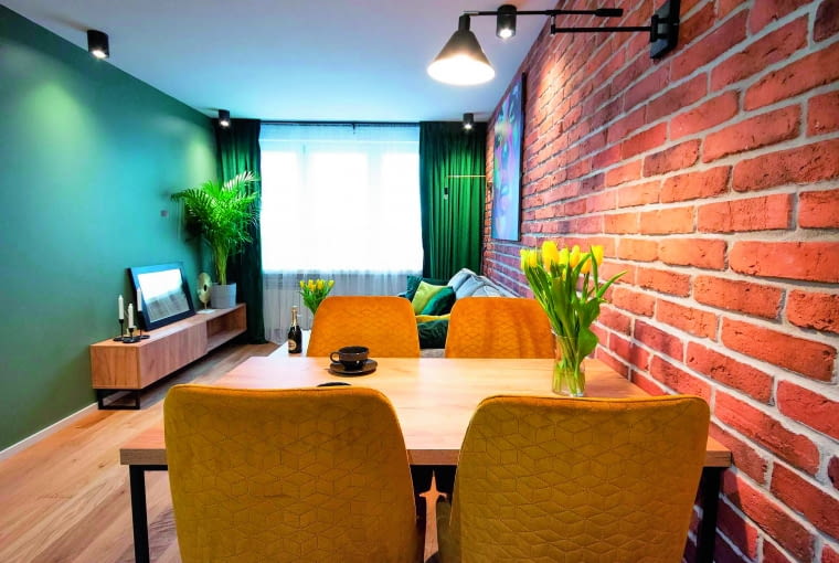 Ceglana ściana może stać się centralnym punktem salonu, zwłaszcza gdy jest dobrze oświetlona. Swietnie komponuje się tu z drewnem, betonem, metalem Ceglana ściana może stać się centralnym punktem salonu, zwłaszcza gdy jest dobrze oświetlona. Swietnie komponuje się tu z drewnem, betonem, metalem