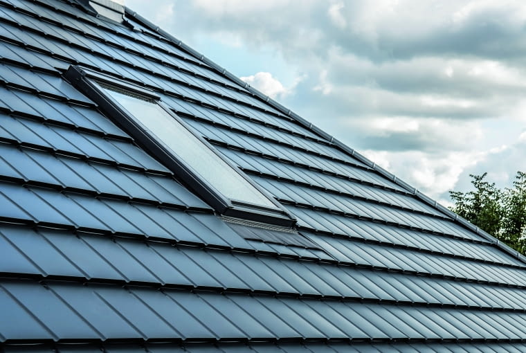 Pokrycia z metalu są w naszym kraju najchętniej wybieranym materiałem na dach. I trudno się dziwić – są lekkie, co ma znaczenie przy remontach, dobrze imitują dachówki i są od nich tańsze Pokrycia z metalu są w naszym kraju najchętniej wybieranym materiałem na dach. I trudno się dziwić – są lekkie, co ma znaczenie przy remontach, dobrze imitują dachówki i są od nich tańsze