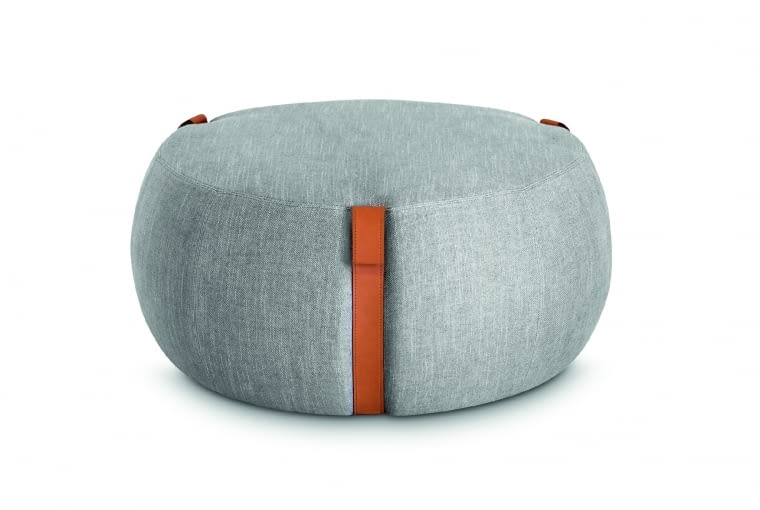 notch Okrągły puf w szlachetnej szarej tkaninie, która pięknie łączy się ze skórzanymi uchwytami. Dostępny w dwóch rozmiarach. Wzór. Lema