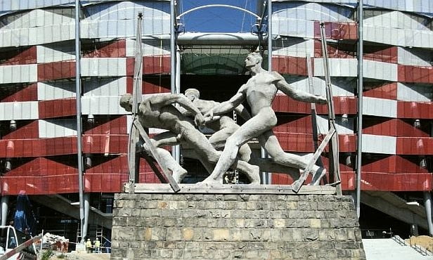 Rzeźba "Sztafeta" przed Stadionem Narodowym - relikt dawnego stadionu Rzeźba "Sztafeta" przed Stadionem Narodowym - relikt dawnego stadionu