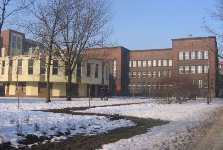 MAKABRYŁA: Gmach Miejskiej Biblioteki Publicznej w Bytomiu poddany termomodernizacji. Szklana rotunda biblioteki przy pl. Sobieskiego w Bytomiu została pokryta styropianem, z wierzchu płytkami klinkierowymi. Z lekkiej i lewitującej bryły zamieniła się w ciężki barbakan. MAKABRYŁA: Gmach Miejskiej Biblioteki Publicznej w Bytomiu poddany termomodernizacji.